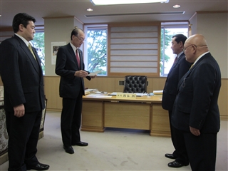 写真:議長が議会改革検討委員会に諮問