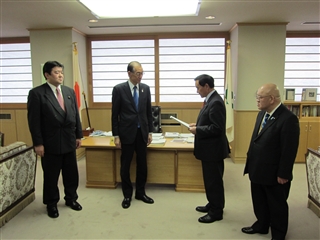 写真:議会改革検討委員会が議長に答申