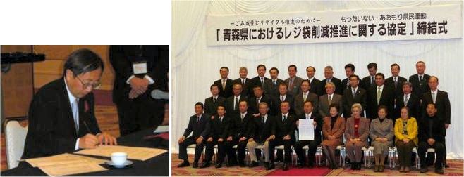 署名の様子 記念撮影