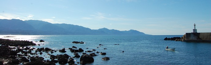 沢辺漁港から見る白神山地