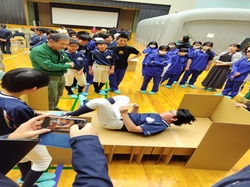 段ボールベッド組立