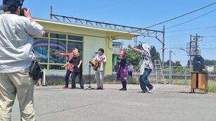 歌と踊りのパフォーマンス