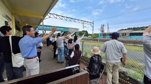 来場者全員で青鉄車両をお見送り