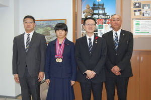 生徒と記念撮影する和嶋教育長