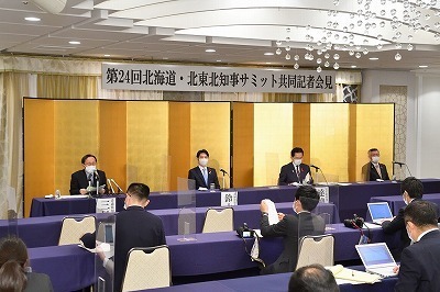 記者会見の写真